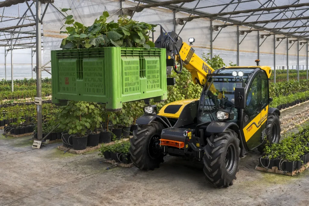 Ładowarka teleskopowa New Holland TH6.26, w porównaniu do modelu starszego, jest krótsza, ma większy rozstaw osi oraz zmniejszony promień skrętu. Dzięki temu jest zwrotniejsza fot. materiały prasowe