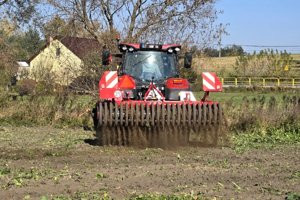 Skutecznym wpasowaniem resztek pozostałych po pociętych łodygach roślin zajął się wał daszkowy (spiralny) o średnicy 600 mm fot. TRAKTOR24