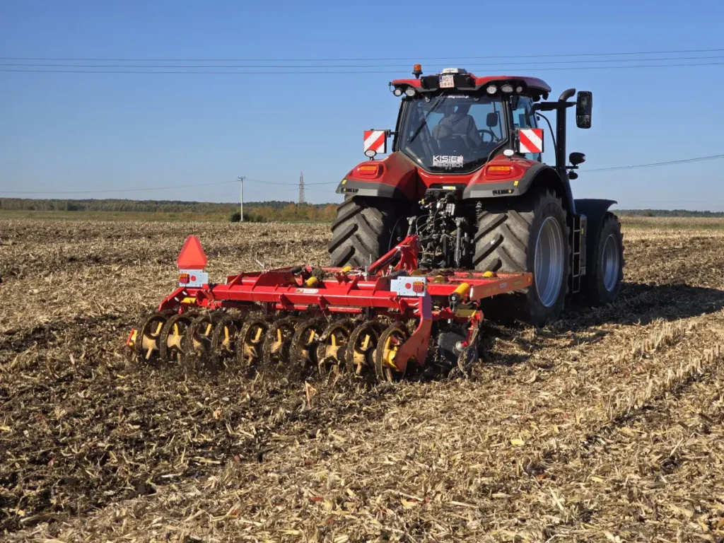 W czasie testu z kultywatorem pracowaliśmy z prędkością roboczą ok. 11 km/h fot. Traktor24.pl